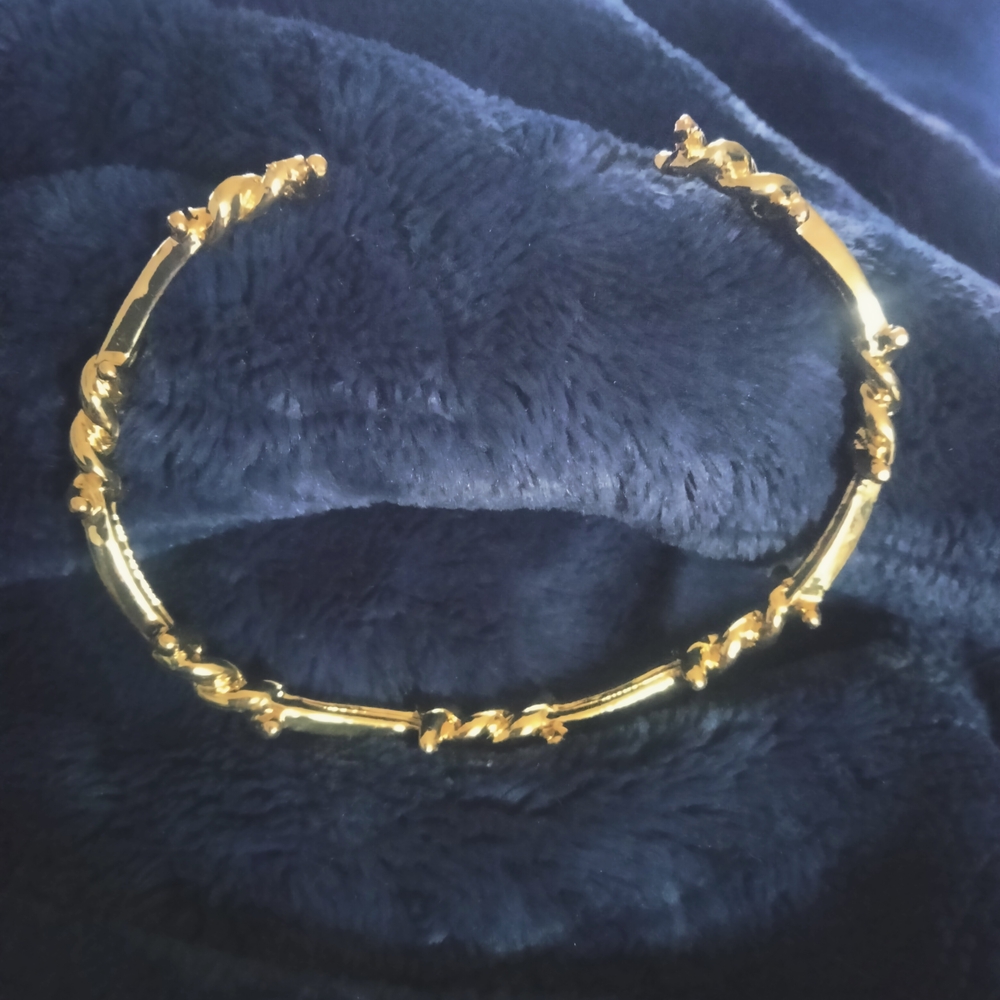 Elegant Gold-Tone Women's Bracelet